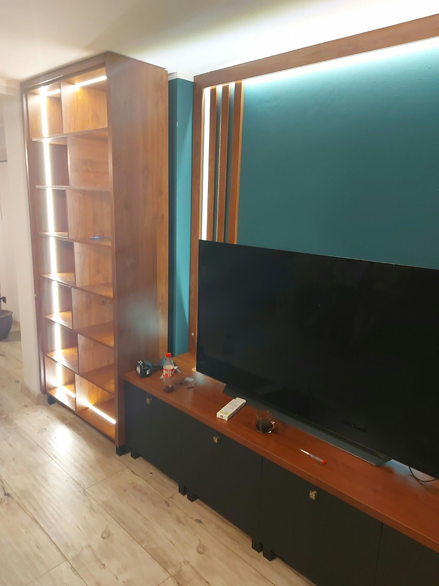 Podświetlany regał i niska szafka RTV pod telewizorem