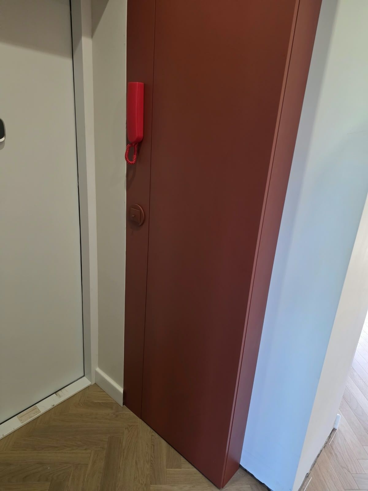 Wysoki panel w kolorze terakoty przy wejściu